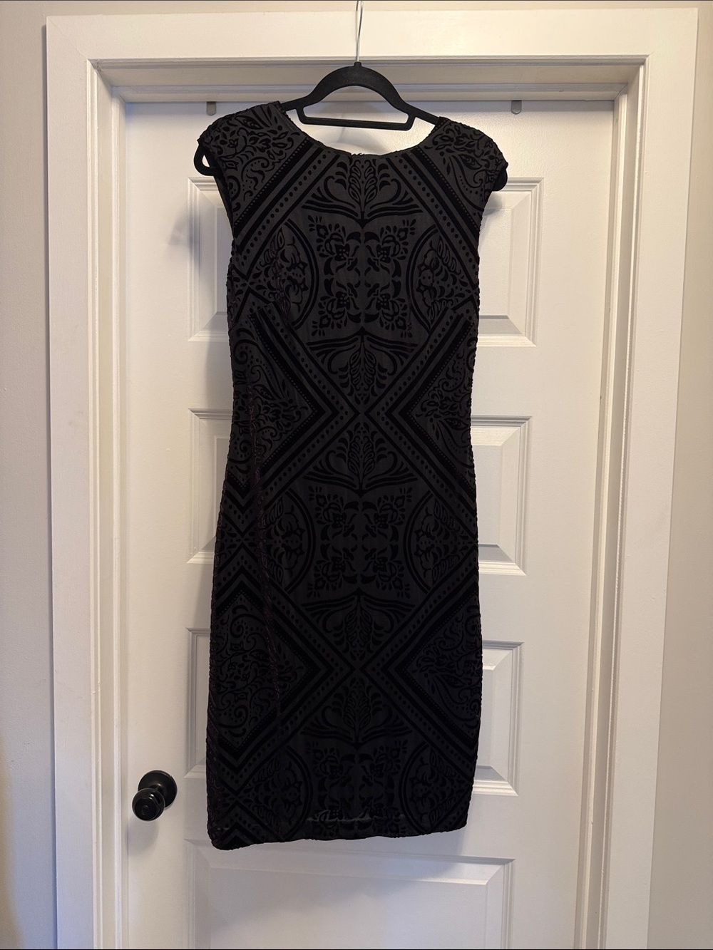 Vince Camuto Black Cap-Sleeve Flocked Sheath Dress - Elegant Evening Wear